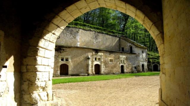 Aperçu des troglos vue du porche - Maison natale de Ronsard à Vallée de Ronsard