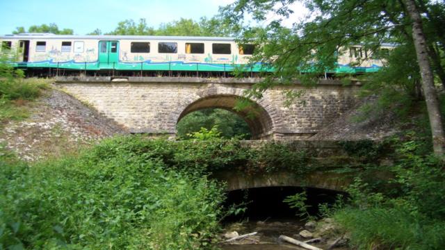 Train sur pont à 2 étages au dessus de la brisse cours d'eau à Thoré-la-Rochette