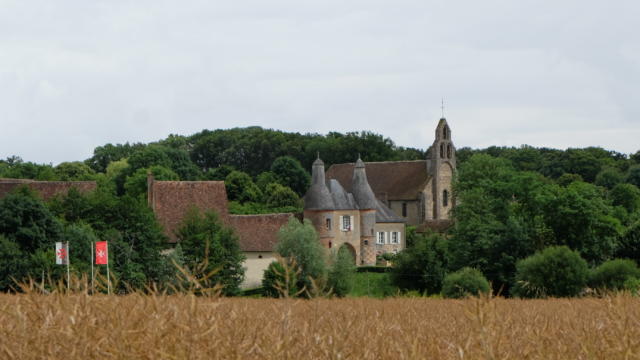 Vue sur la commanderie d'Arville depuis la boucle Vélo N°22 Les Templiers