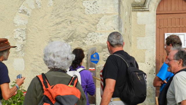 Pélerins de Compostelle devant une église