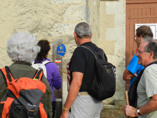 Pélerins de Compostelle devant une église