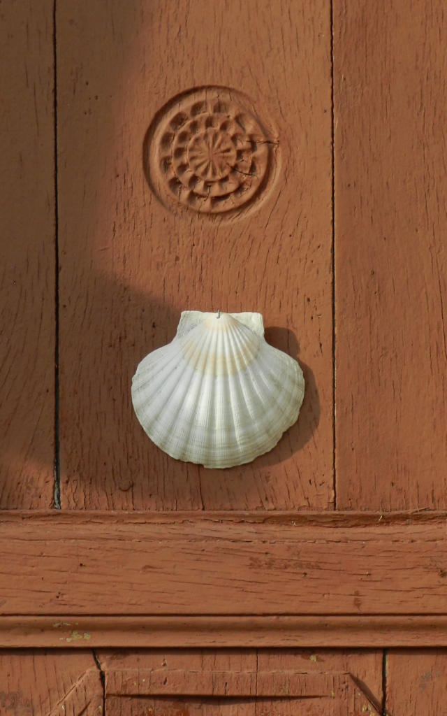 Coquille sur une porte - Saint-Jacques de Compostelle