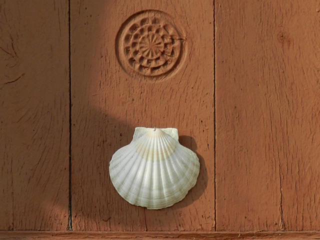 Coquille sur une porte - Saint-Jacques de Compostelle