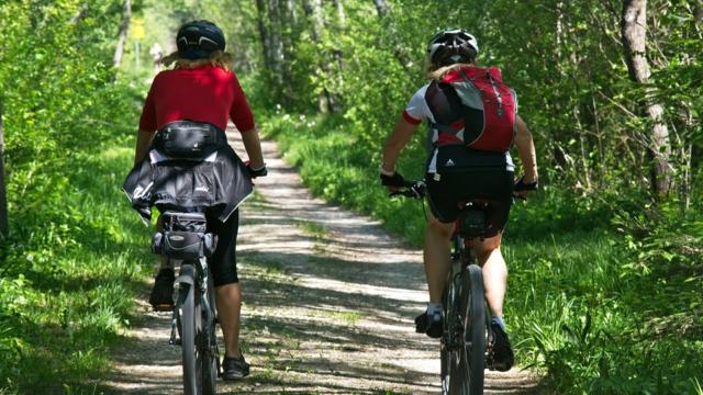 Cyclistes sur des chemins en Vallée du Loir