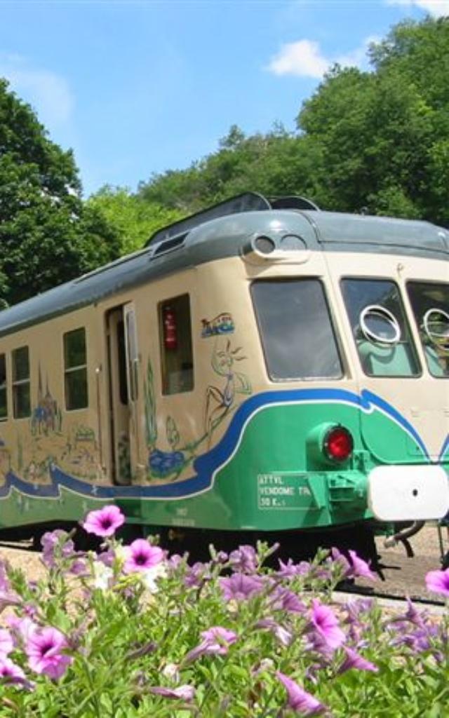 Train touristique à quai en gare de Thoré-la-Rochette