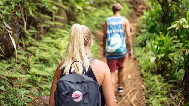 Randonneurs sur un chemin en Vallée du Loir