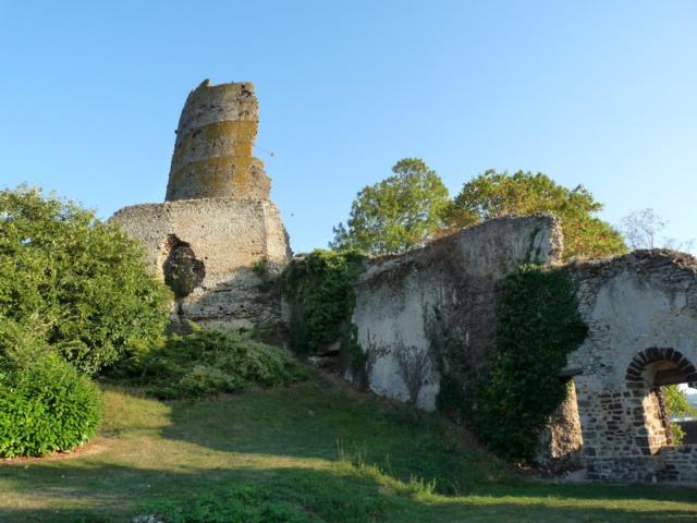 Vue d'ensemble de la forteresse de Mondoubleau dans le Perche