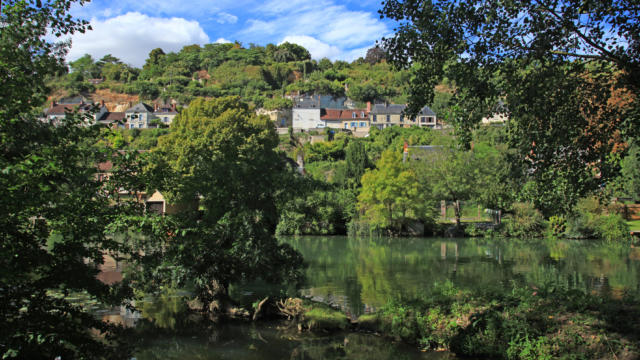 La petite cité troglodytique de Trôo en bord de Loir