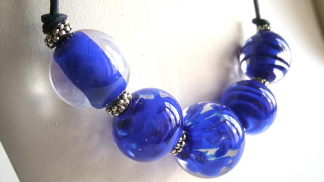 Collier bleu en perle verre de Murano de Claire Dufrenne / Bijoux Claramints à Trôo