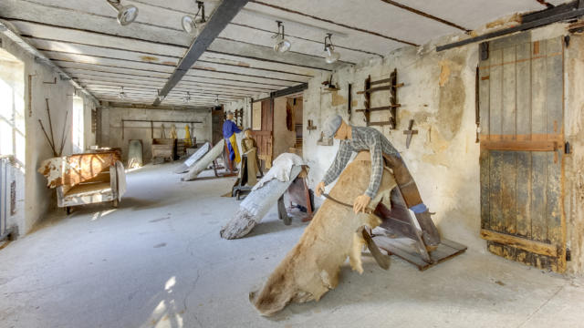 Mannequins en train de travailler des peaux au musée du cuir à Château-Renault