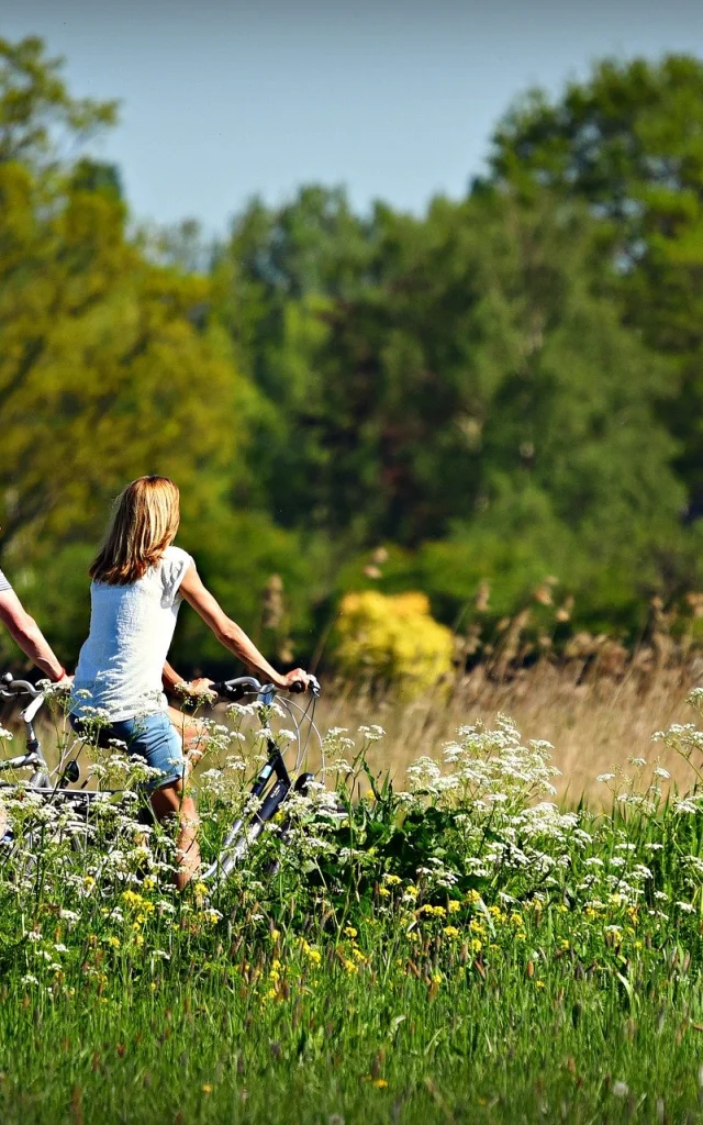 Couple à Vélo Dans La Campagne