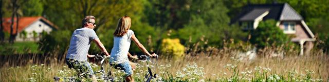 Couple à Vélo Dans La Campagne