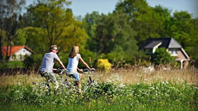 Couple à Vélo Dans La Campagne