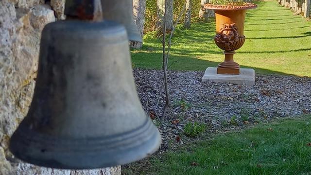 Cloche dans le jardin de la Maison Natale de Ronsard