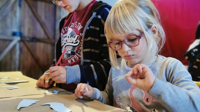 Deux enfants pendant un atelier à la Commanderie d'Arville