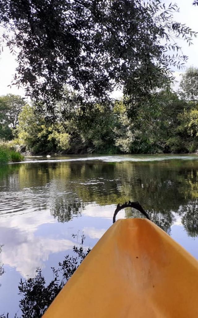 Canoé sur une rivière