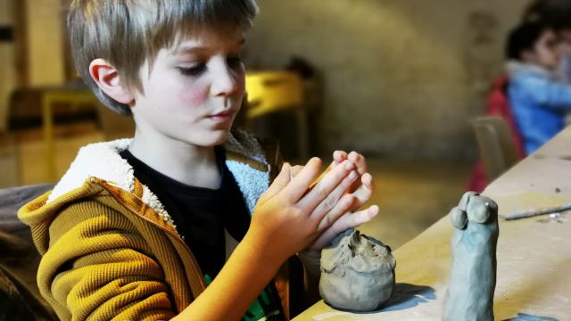 Un enfant en atelier modelage