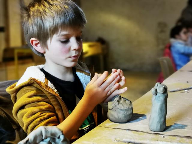 Un enfant en atelier modelage