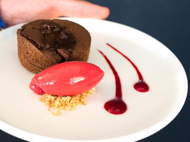 Assiette de desssert dans un restaurant gastronomique