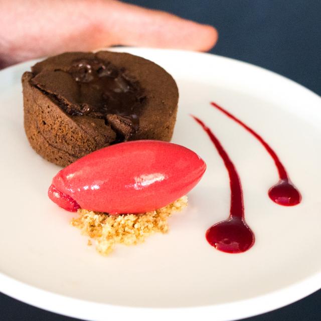 Assiette de desssert dans un restaurant gastronomique