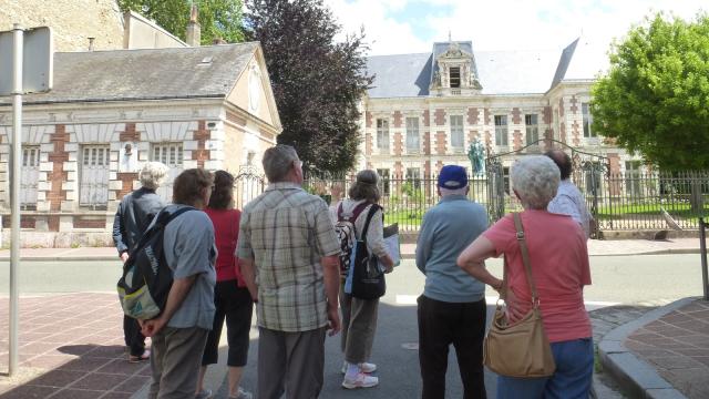 Groupe de personnes en visite à Vendôme