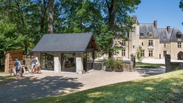 Entrée d'un manoir avec kiosque et cyclistes