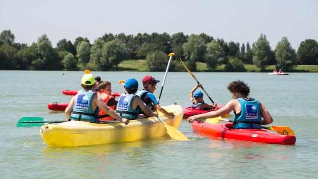 Canoës sur un plan d'eau