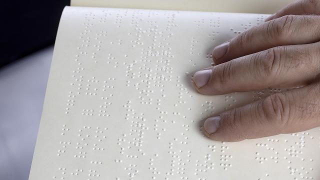 Personne lisant le braille