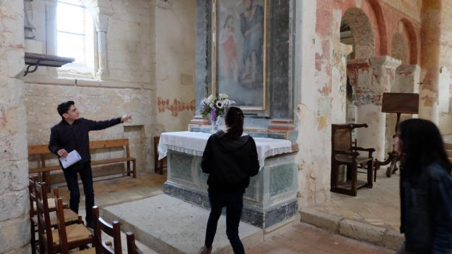 Enfants dans une église à fresques