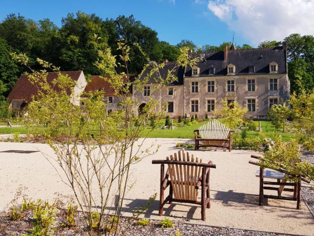 Banc et jardins devant un manoir