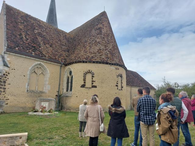 Visiteurs devant une église