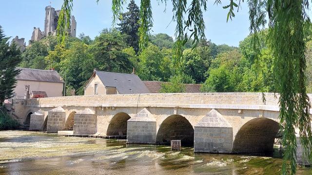 Pont gothique, végétation avec vue sur village, château médiéval