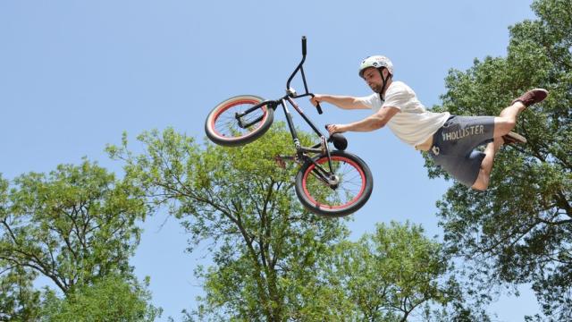 Jeune homme qui fait des acrobaties en vélo