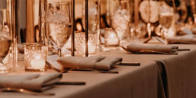 Table avec couverts, assiettes et verres avec bougies