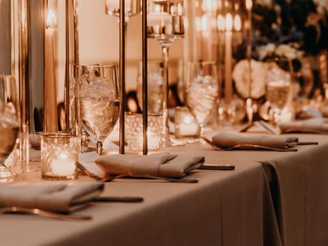 Table avec couverts, assiettes et verres avec bougies