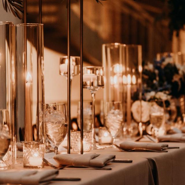 Table avec couverts, assiettes et verres avec bougies