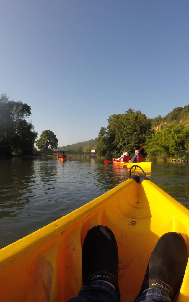 Posé dans un canoë sur une rivière avec vue sur d'autres canoës