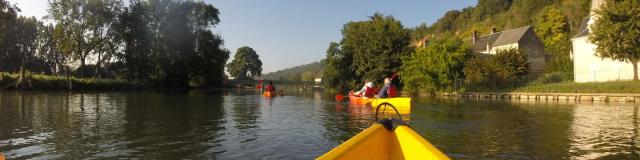 Posé dans un canoë sur une rivière avec vue sur d'autres canoës