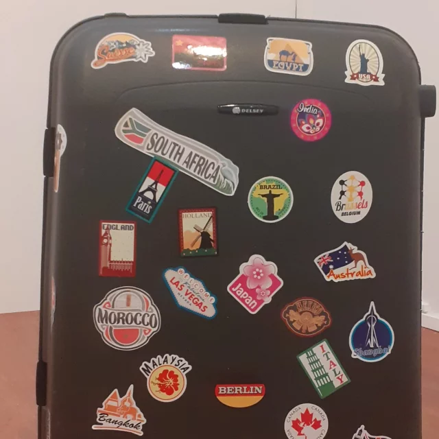 Valise noire avec autocollants