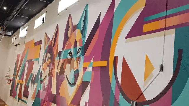 Tag coloré sur un mur avec un Loup