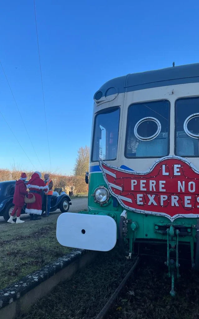 Train avec Père Noël et mère Noël de dos