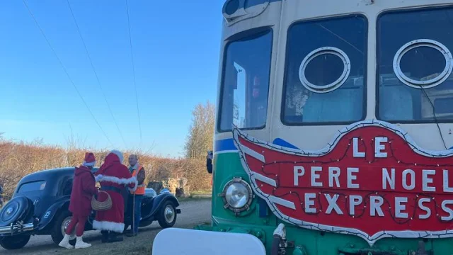 Train avec Père Noël et mère Noël de dos