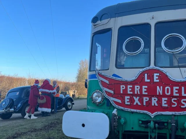 Train avec Père Noël et mère Noël de dos