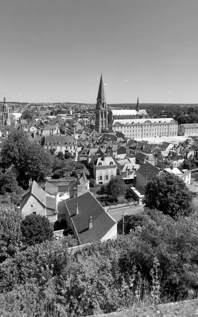 Vue sur la ville de Vendôme : bâtiments, maison...