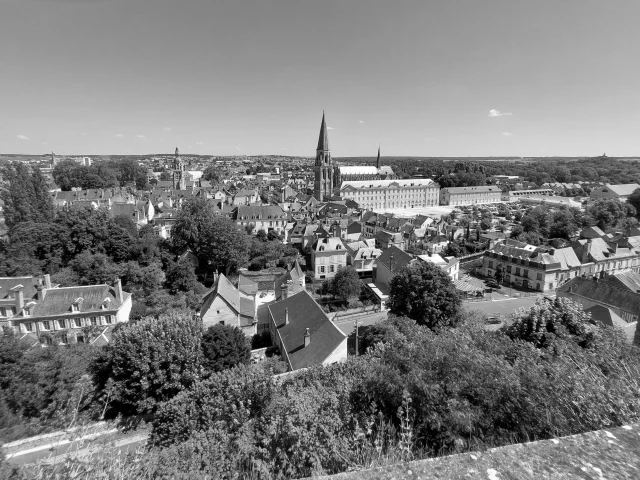 Vue sur la ville de Vendôme : bâtiments, maison...