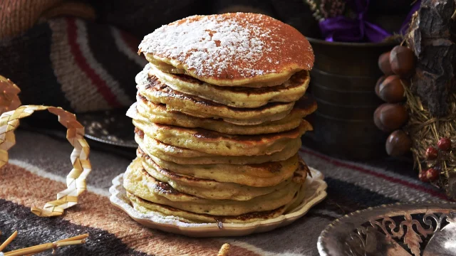 Pile de crêpes sur une table