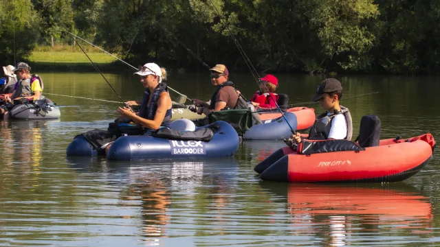 Pêcheurs sur l'eau dans des bateaux gonflables