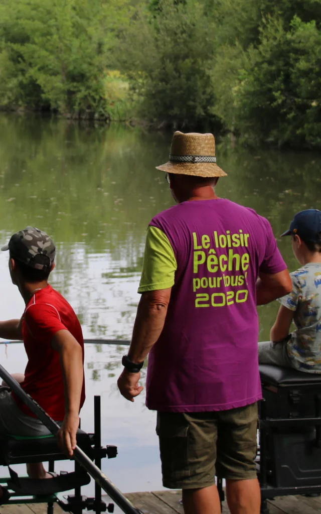 Trois pêcheurs de dos en train de pêcher