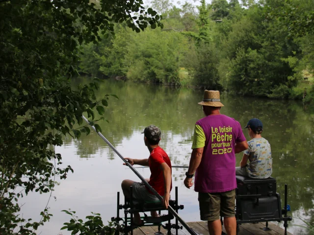 Trois pêcheurs de dos en train de pêcher