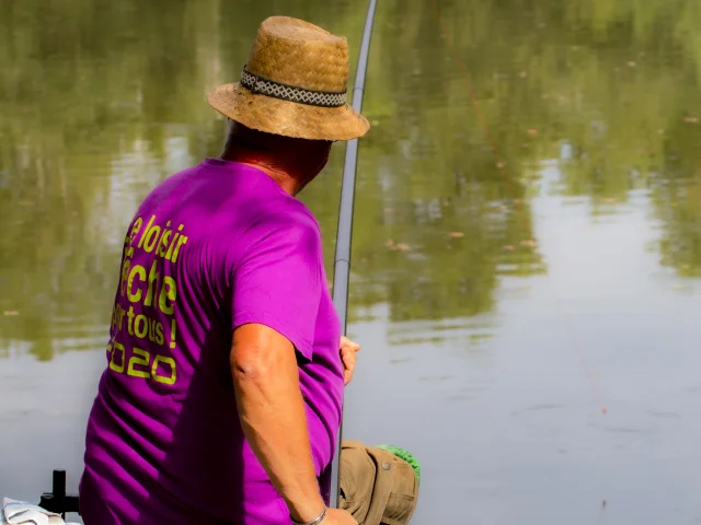 Pécheur de dos en train de pêcher